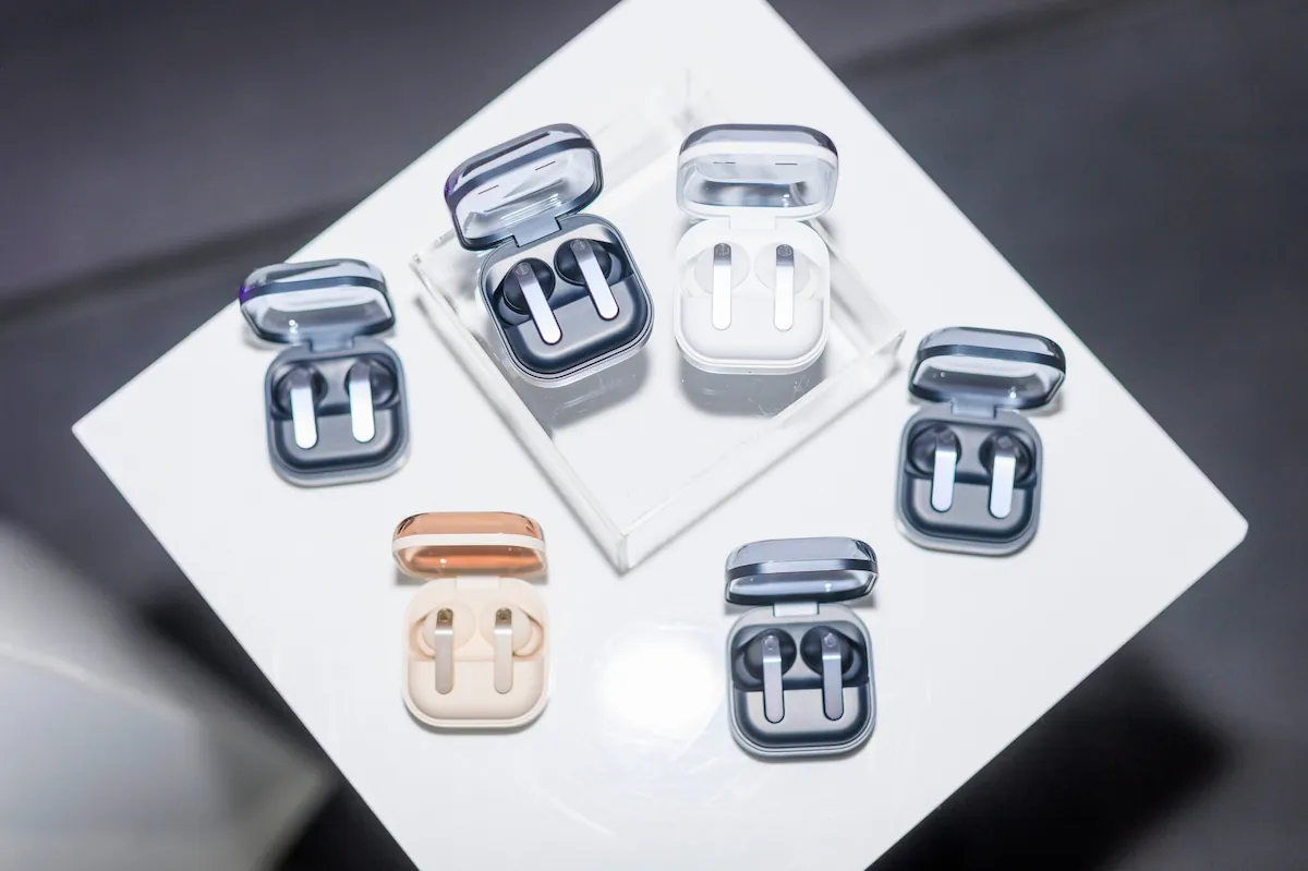 Samsung toob turule uued kõrgkvaliteedilise heli ja täiustatud ergonoomikaga Galaxy Buds4 kõrvaklappide seeria